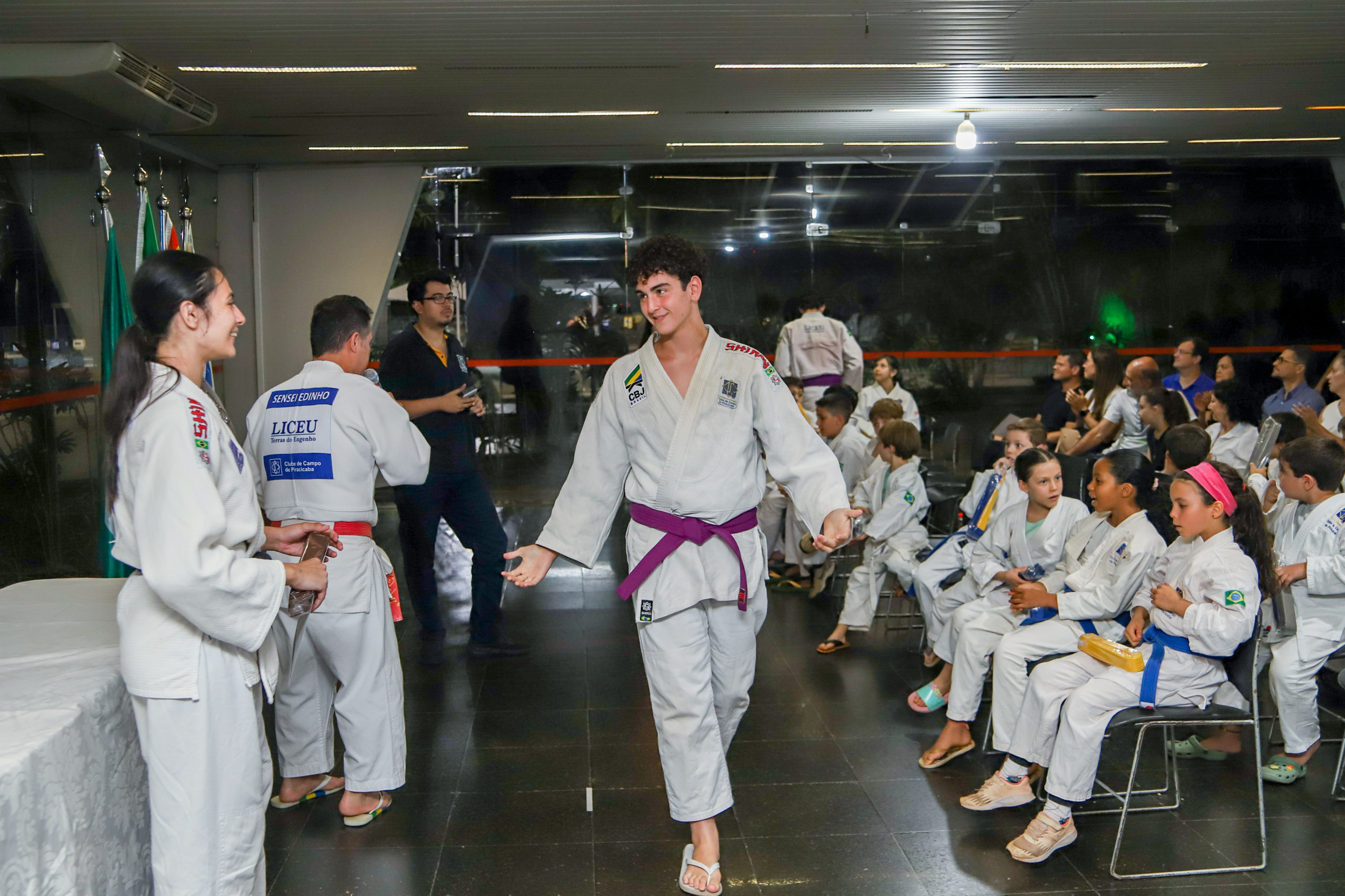 Pedro Gozetto em uma atividade de judô com a comunidade